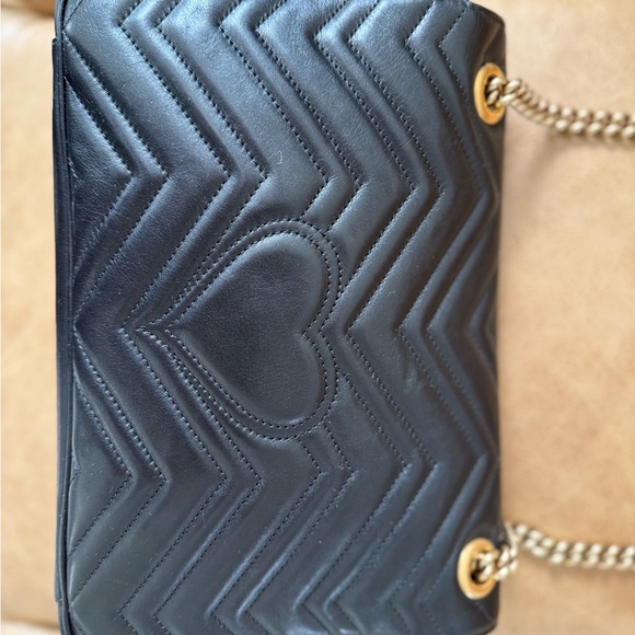 LIKE NEW: Classic Gucci Marmont shoulder bag (Medium) - Picture 4 of 10